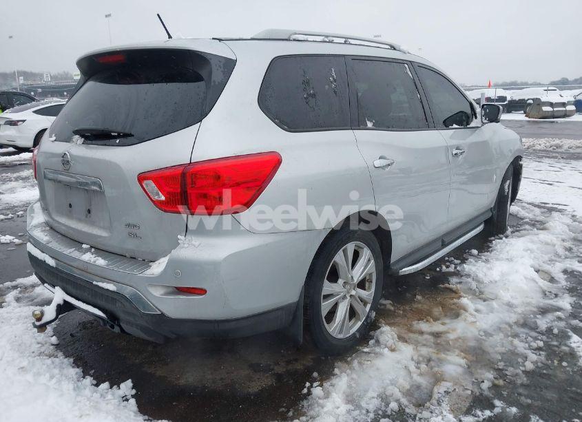 Photo 4 of 2018 Nissan Pathfinder SL (VIN 5N1DR2MM3JC655796)