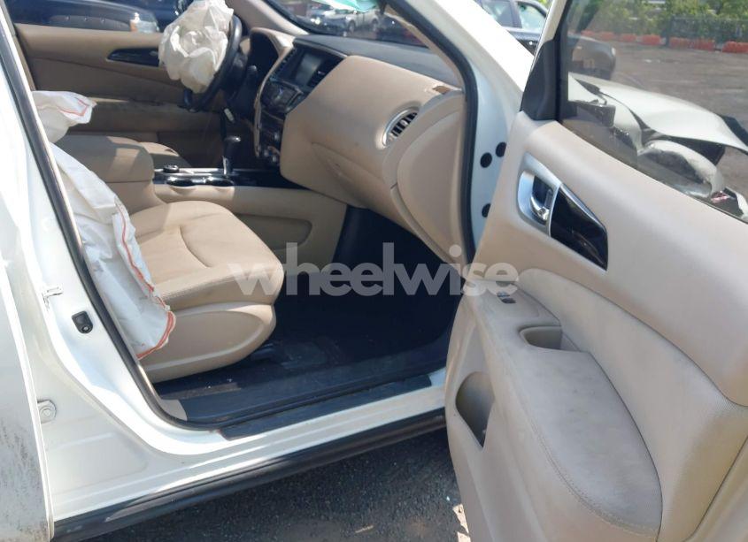 Photo 5 of 2017 Nissan Pathfinder SV (VIN 5N1DR2MM4HC620937)