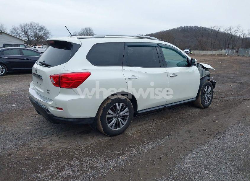 Photo 4 of 2018 Nissan Pathfinder SL (VIN 5N1DR2MM5JC613405)