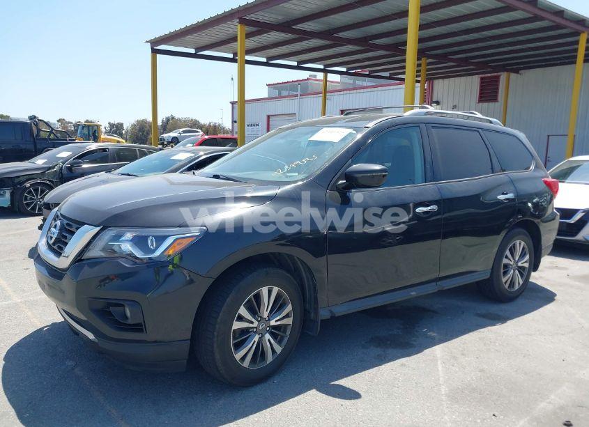 Photo 2 of 2017 Nissan Pathfinder SV (VIN 5N1DR2MM6HC615528)