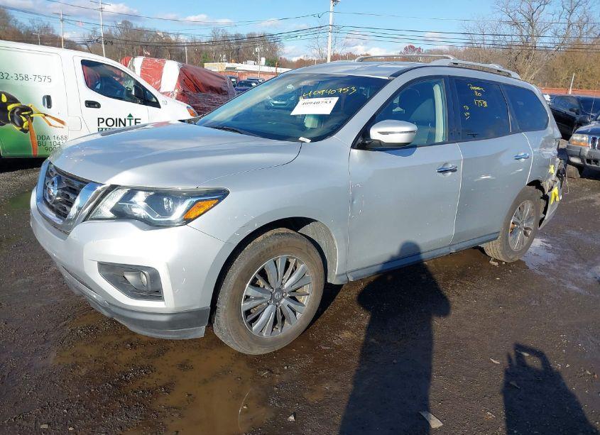 Photo 2 of 2018 Nissan Pathfinder SV (VIN 5N1DR2MMXJC634993)