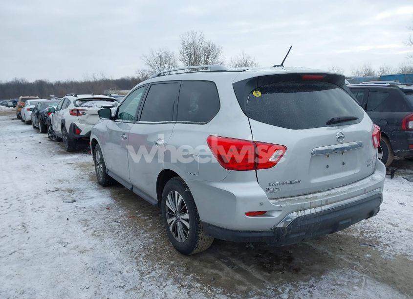 Photo 3 of 2018 Nissan Pathfinder SV (VIN 5N1DR2MMXJC661093)