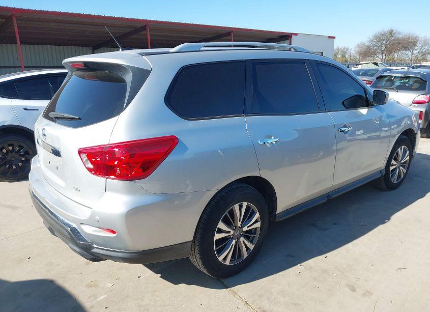 Photo 4 of 2017 Nissan Pathfinder SV (VIN 5N1DR2MN0HC698026)