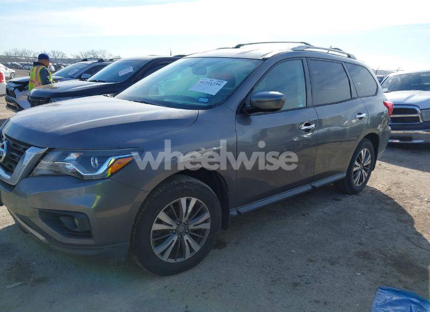 Photo 2 of 2017 Nissan Pathfinder (VIN 5N1DR2MN1HC621133)