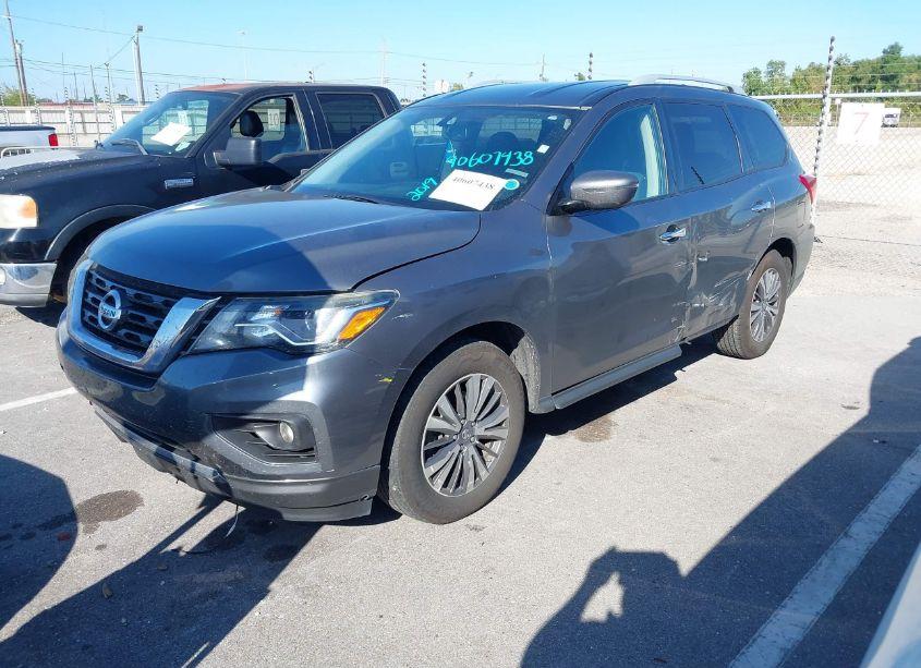 Photo 2 of 2019 Nissan Pathfinder SV (VIN 5N1DR2MN3KC576977)
