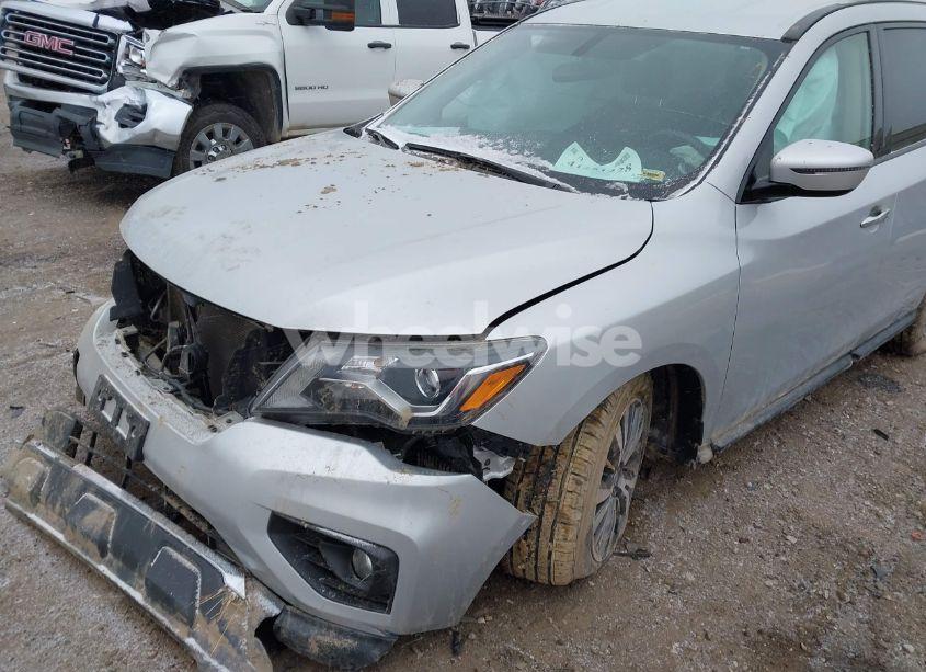 Photo 2 of 2017 Nissan Pathfinder SV (VIN 5N1DR2MN8HC639550)