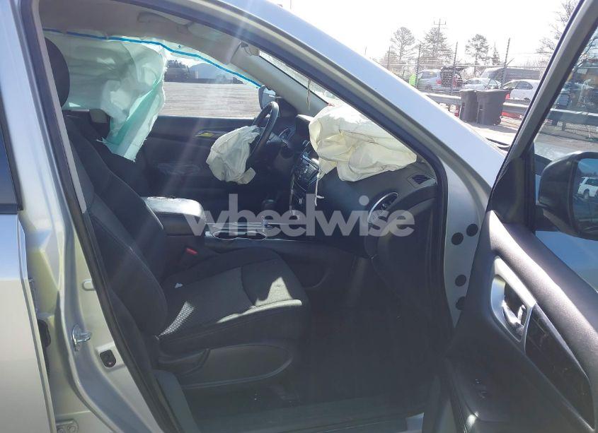 Photo 5 of 2018 Nissan Pathfinder SV (VIN 5N1DR2MN9JC643810)