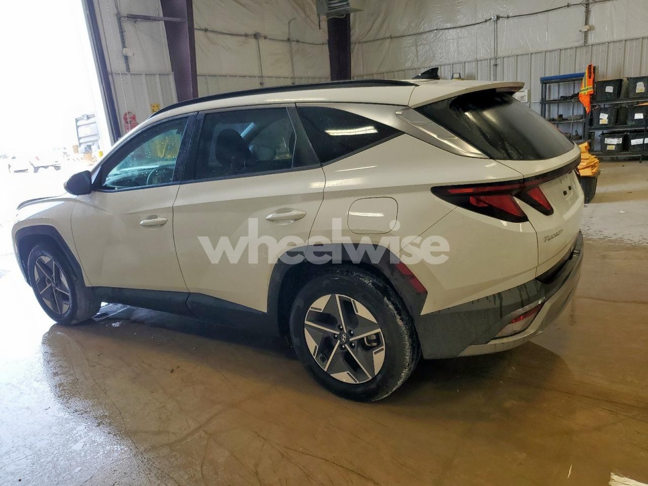 Photo 2 of 2025 HYUNDAI TUCSON SEL (VIN 5NMJB3DE5SH476947)