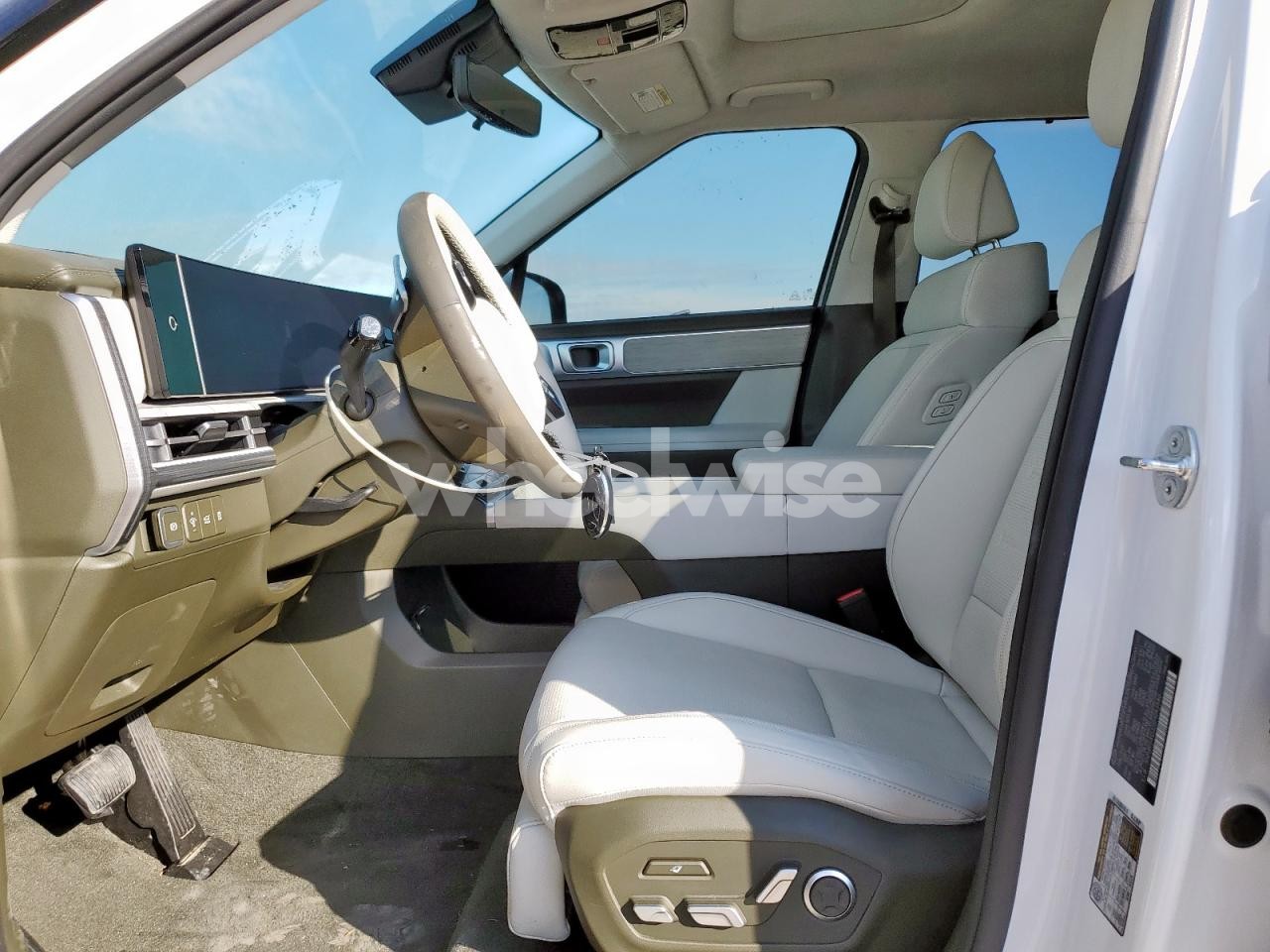 Photo 7 of 2025 HYUNDAI SANTA FE CALLIGRAPHY (VIN 5NMP54G12SH043540)