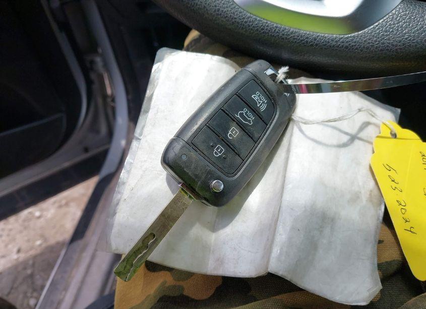 Photo 11 of 2019 Hyundai Santa FE SE (VIN 5NMS23AD0KH017955)