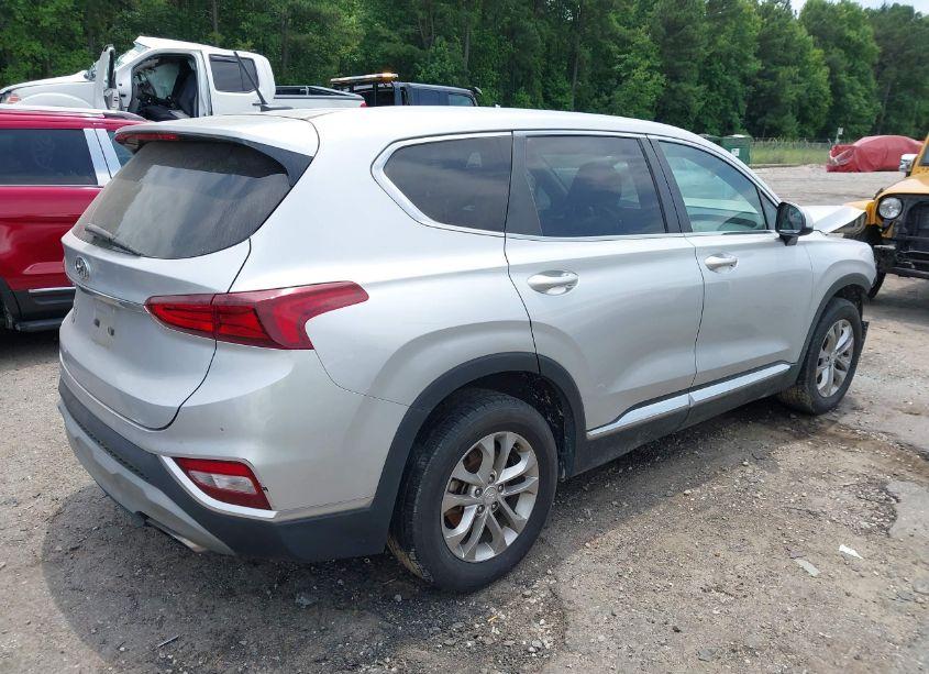 Photo 4 of 2019 Hyundai Santa FE SE (VIN 5NMS23AD0KH017955)