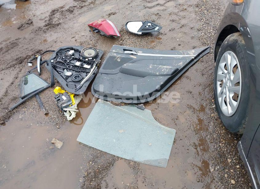 Photo 18 of 2018 Hyundai Elantra SE (VIN 5NPD74LF1JH278155)