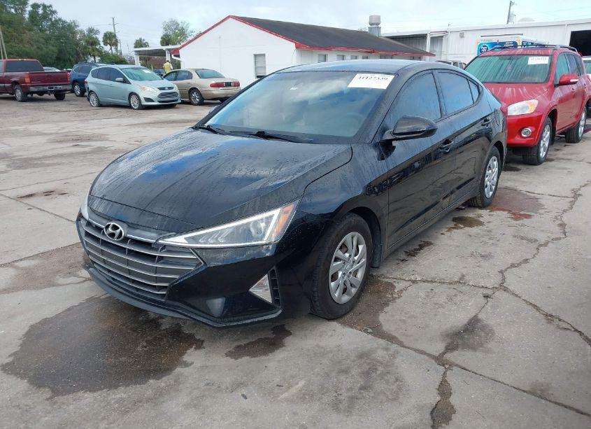 Photo 2 of 2020 Hyundai Elantra SE (VIN 5NPD74LF1LH615572)