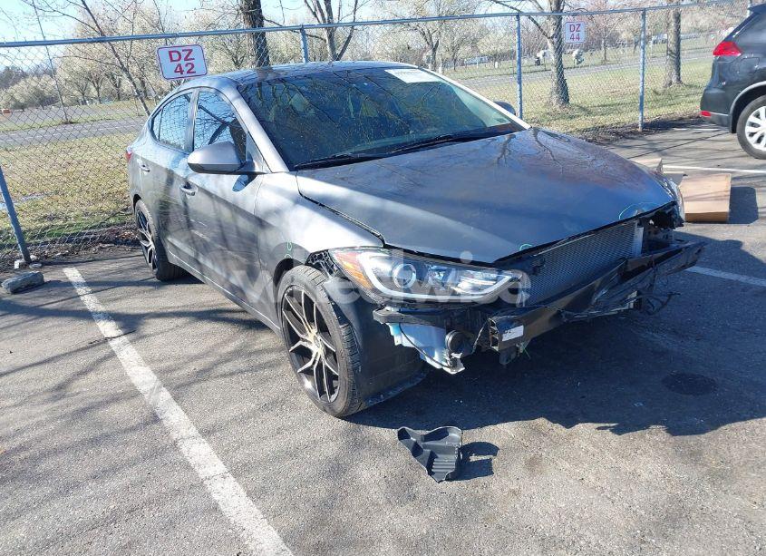 2018 Hyundai Elantra SE (VIN 5NPD74LF3JH390701) main photo