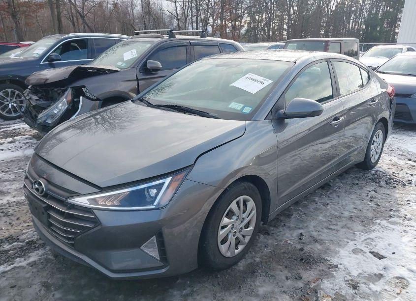 Photo 2 of 2019 Hyundai Elantra SE (VIN 5NPD74LF3KH450882)