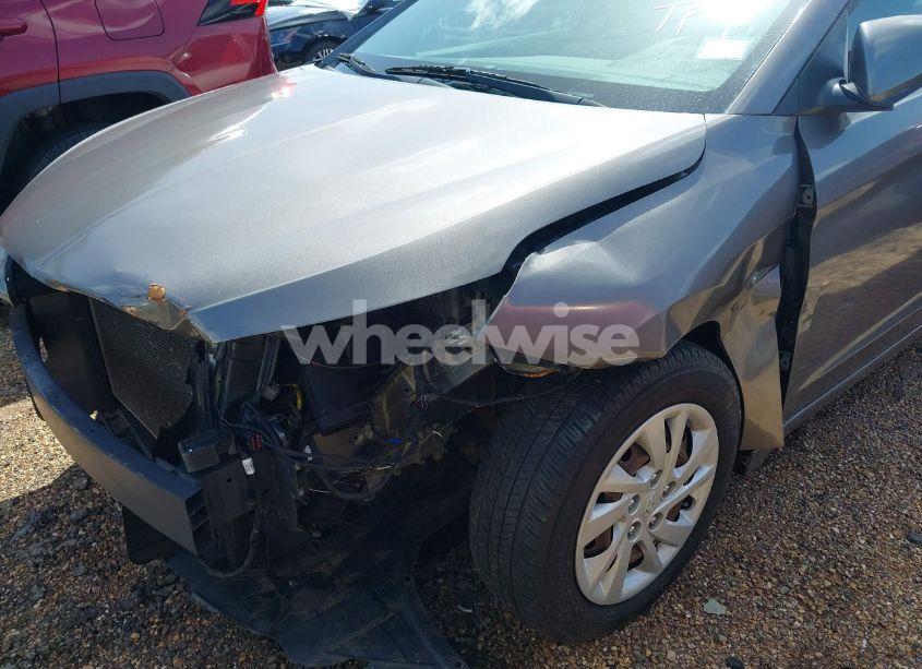 Photo 6 of 2019 Hyundai Elantra SE (VIN 5NPD74LF5KH425529)