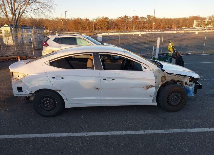 Photo 13 of 2018 Hyundai Elantra SE (VIN 5NPD74LF6JH277695)