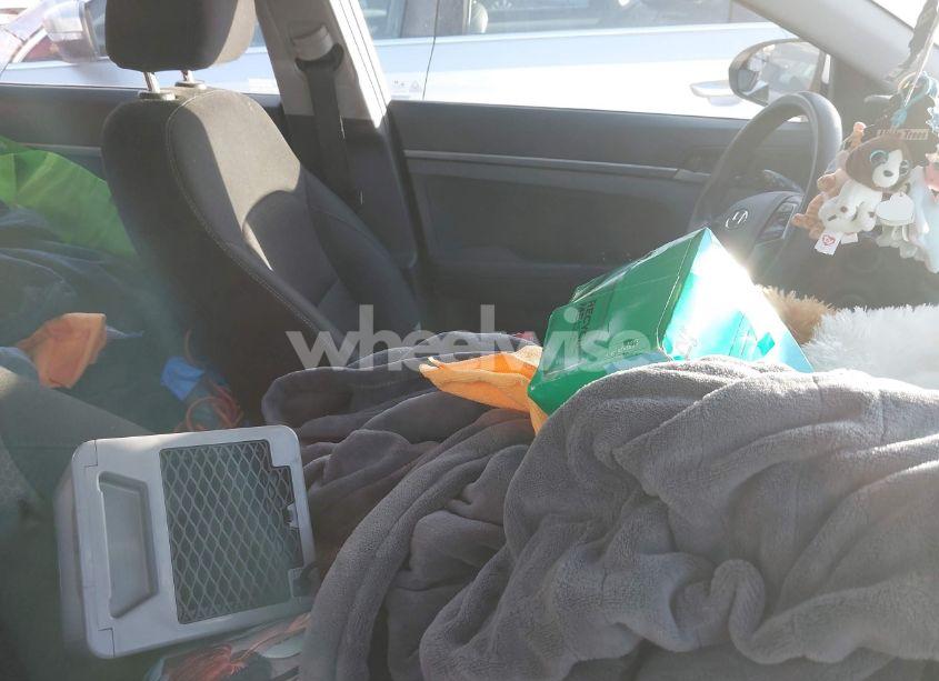 Photo 5 of 2018 Hyundai Elantra SE (VIN 5NPD74LF7JH235407)