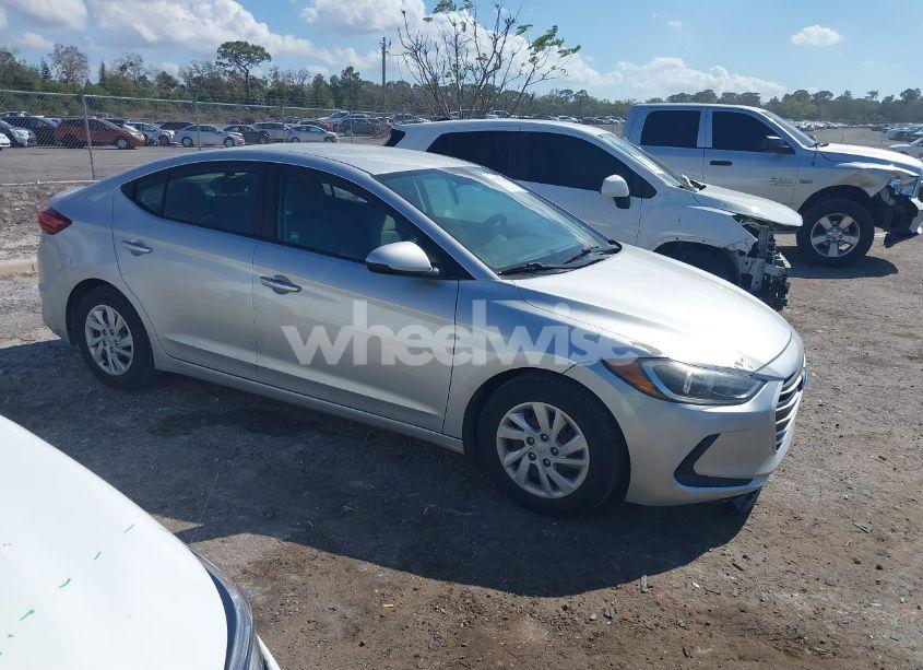 2018 Hyundai Elantra SE (VIN 5NPD74LF7JH318996) main photo
