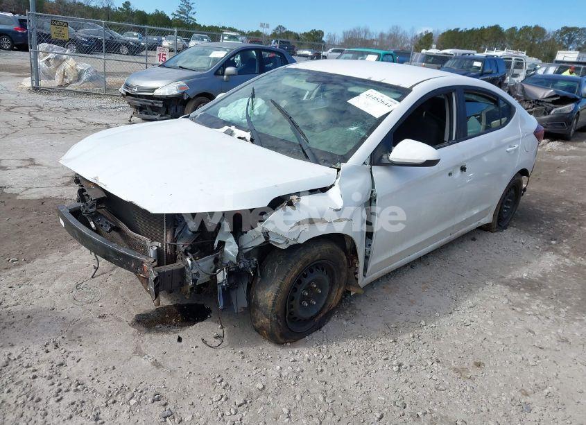 Photo 2 of 2019 Hyundai Elantra SE (VIN 5NPD74LF7KH494156)