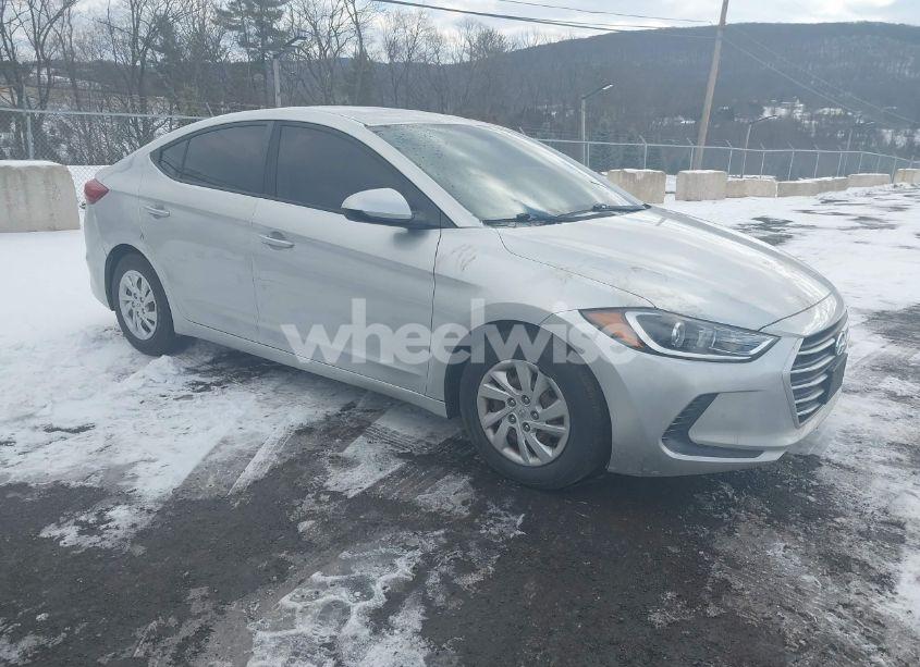 2018 Hyundai Elantra SE (VIN 5NPD74LF8JH385851) main photo