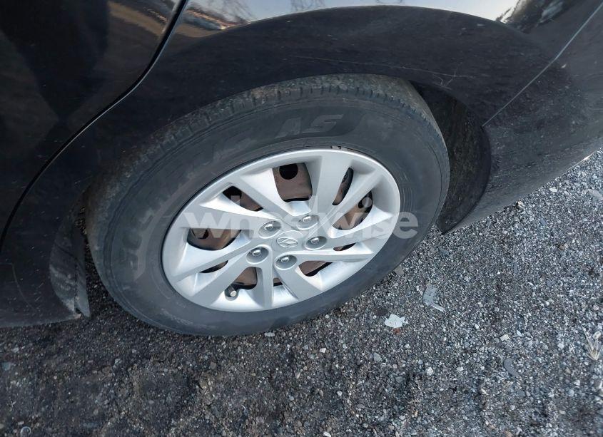 Photo 12 of 2019 Hyundai Elantra SE (VIN 5NPD74LF8KH424701)