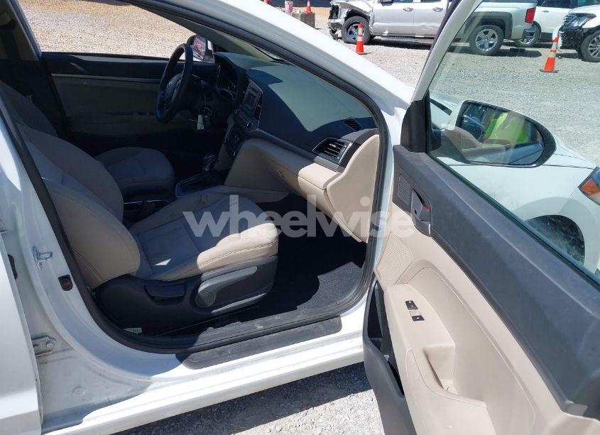 Photo 5 of 2018 Hyundai Elantra SE (VIN 5NPD74LFXJH271334)