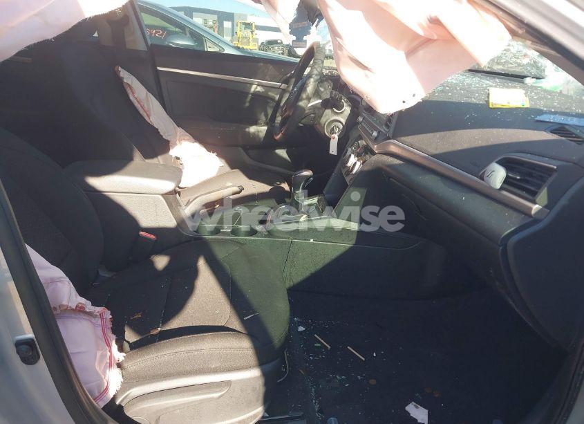 Photo 5 of 2019 Hyundai Elantra SE (VIN 5NPD74LFXKH433867)