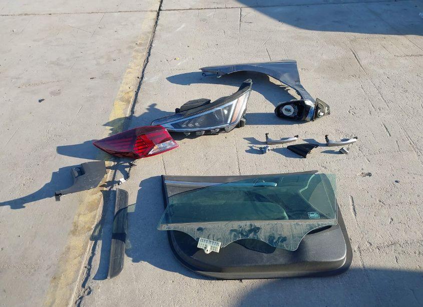 Photo 12 of 2019 Hyundai Elantra SE (VIN 5NPD74LFXKH472054)