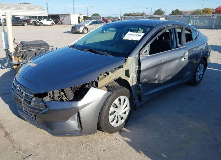 Photo 2 of 2019 Hyundai Elantra SE (VIN 5NPD74LFXKH472054)