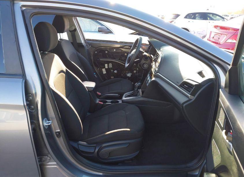 Photo 5 of 2019 Hyundai Elantra SE (VIN 5NPD74LFXKH472054)
