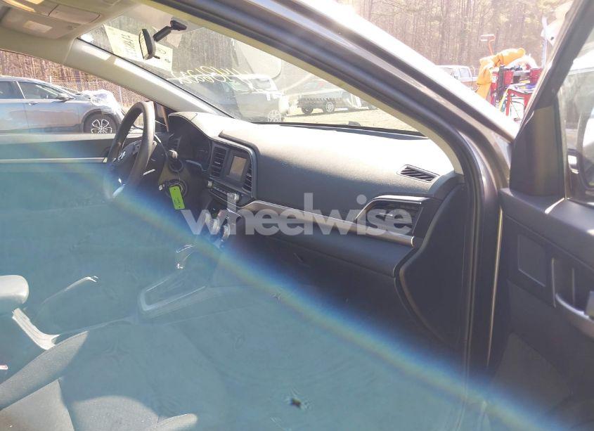 Photo 5 of 2019 Hyundai Elantra SE (VIN 5NPD74LFXKH495317)