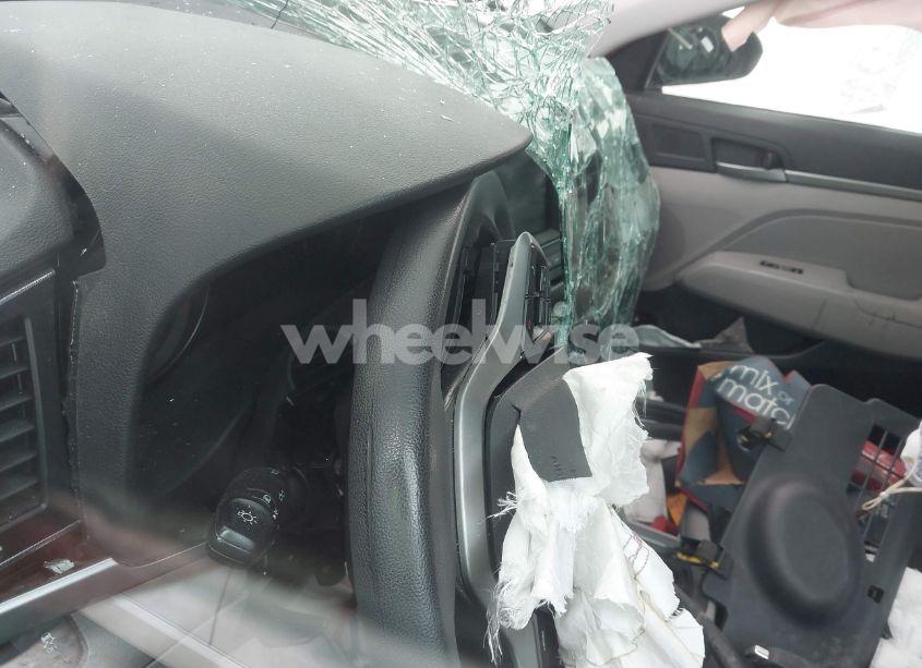 Photo 7 of 2017 Hyundai Elantra SE (VIN 5NPD84LFXHH052736)