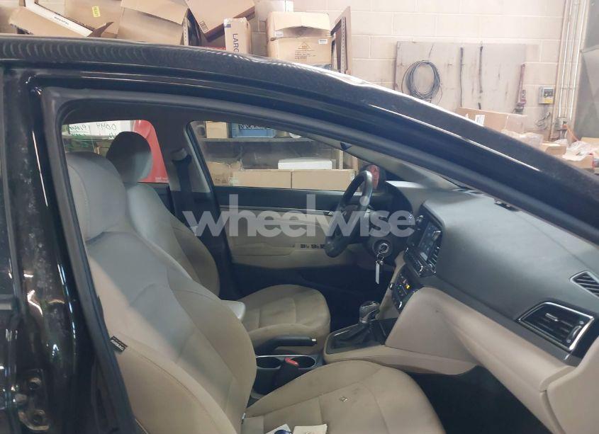 Photo 5 of 2017 Hyundai Elantra SE (VIN 5NPD84LFXHH170916)