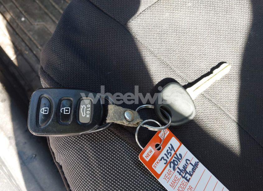 Photo 11 of 2016 Hyundai Elantra SE (VIN 5NPDH4AE4GH680199)