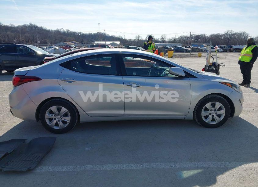 Photo 14 of 2016 Hyundai Elantra SE (VIN 5NPDH4AE4GH739154)