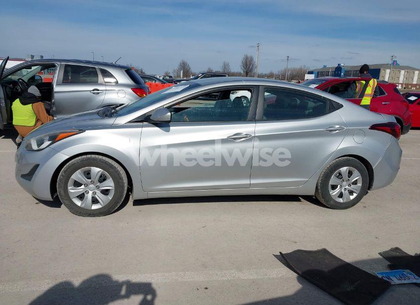 Photo 15 of 2016 Hyundai Elantra SE (VIN 5NPDH4AE4GH739154)