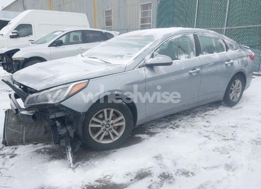 Photo 2 of 2015 Hyundai Sonata SE (VIN 5NPE24AF0FH021579)