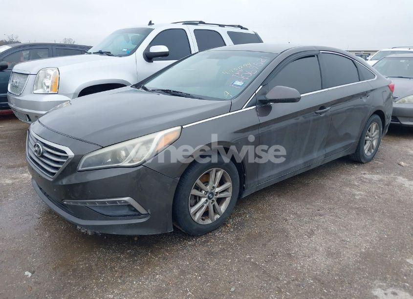 Photo 2 of 2015 Hyundai Sonata SE (VIN 5NPE24AF0FH069521)