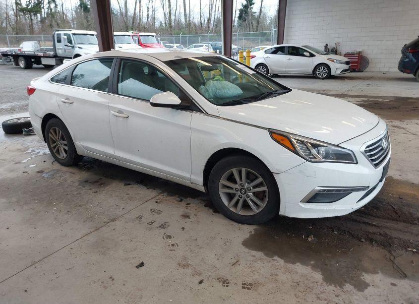 2015 Hyundai Sonata SE (VIN 5NPE24AF0FH151233) main photo