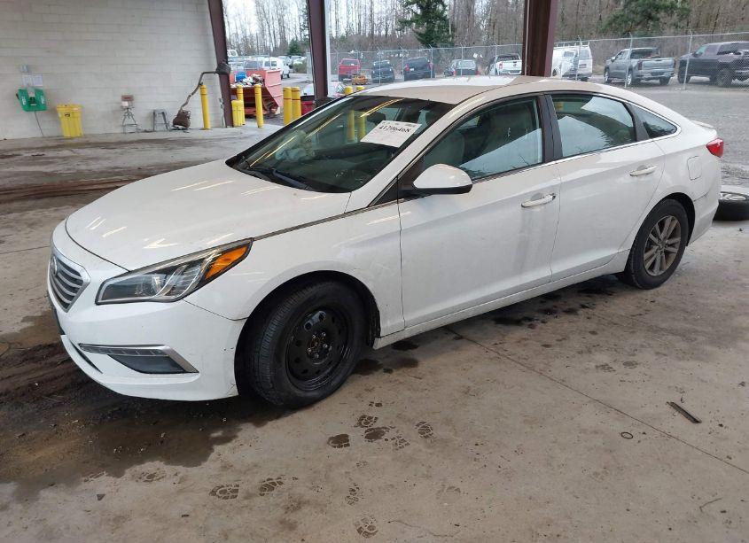 Photo 2 of 2015 Hyundai Sonata SE (VIN 5NPE24AF0FH151233)