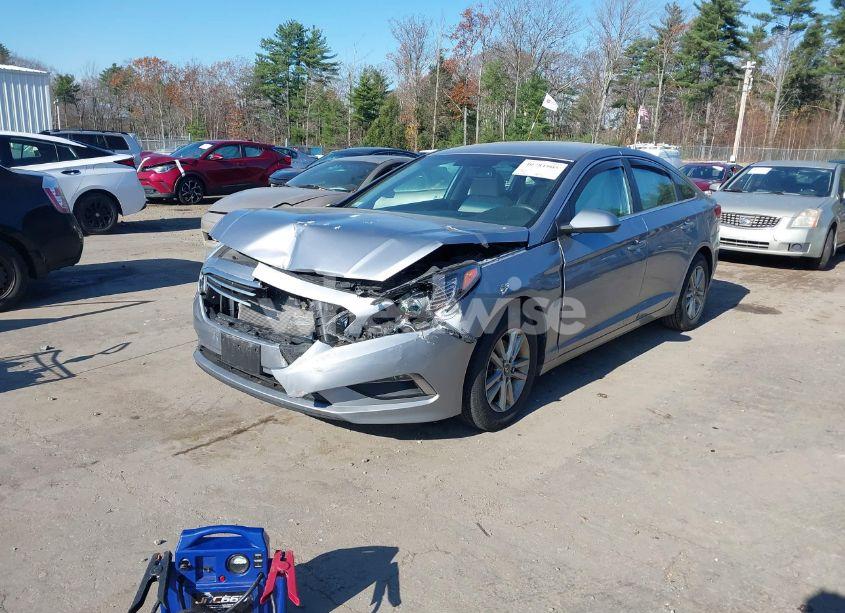 Photo 2 of 2015 Hyundai Sonata SE (VIN 5NPE24AF0FH157467)