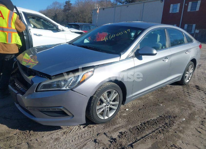 Photo 2 of 2015 Hyundai Sonata SE (VIN 5NPE24AF0FH211351)