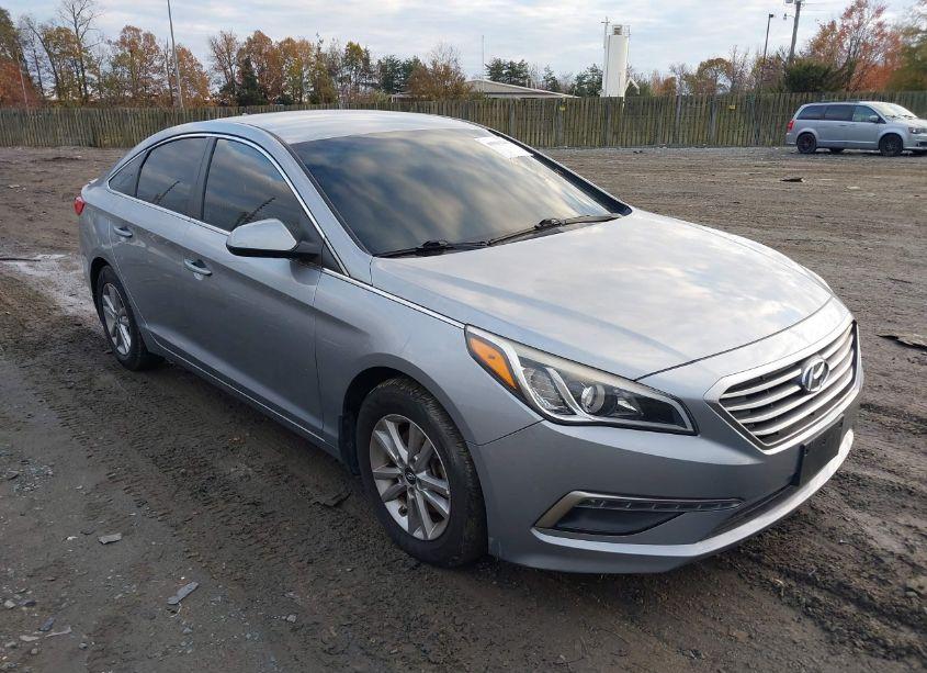 2015 Hyundai Sonata SE (VIN 5NPE24AF0FH256807) main photo