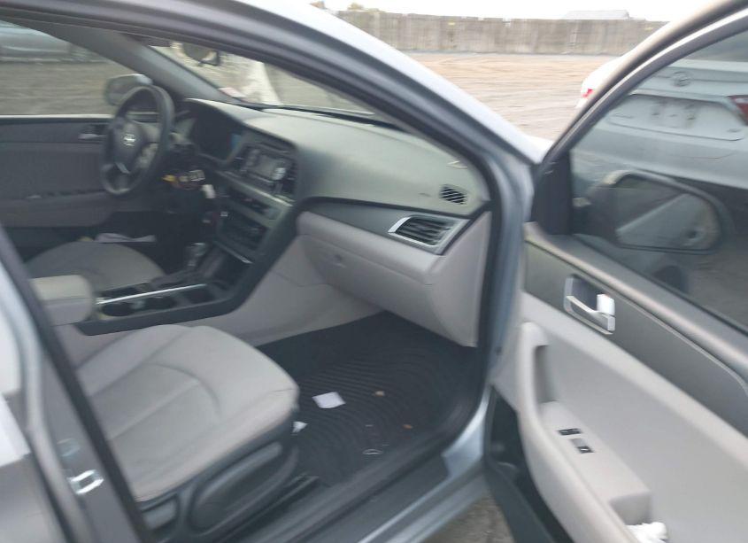 Photo 5 of 2015 Hyundai Sonata SE (VIN 5NPE24AF0FH256807)