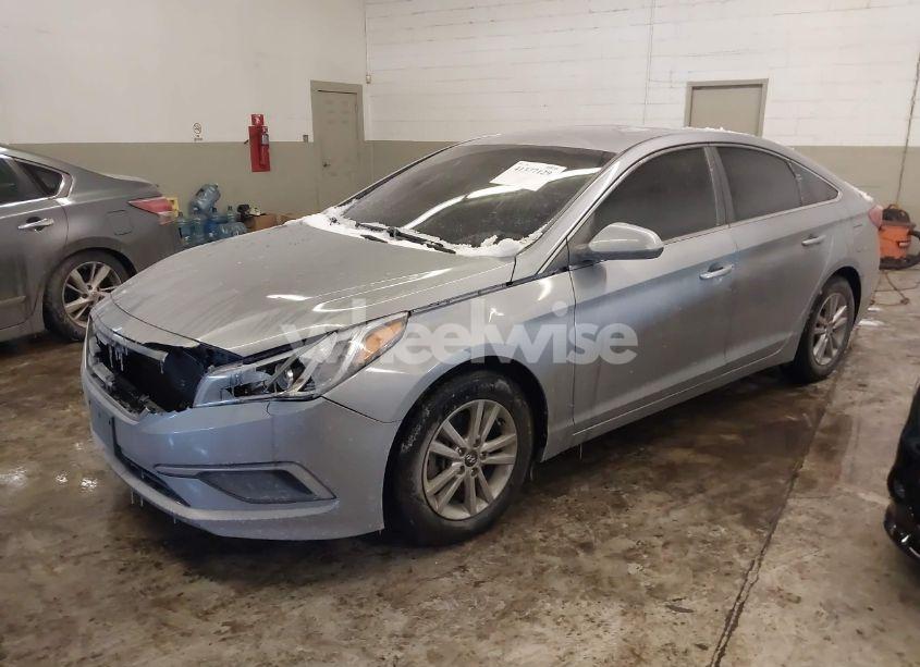 Photo 2 of 2016 Hyundai Sonata SE (VIN 5NPE24AF0GH275424)