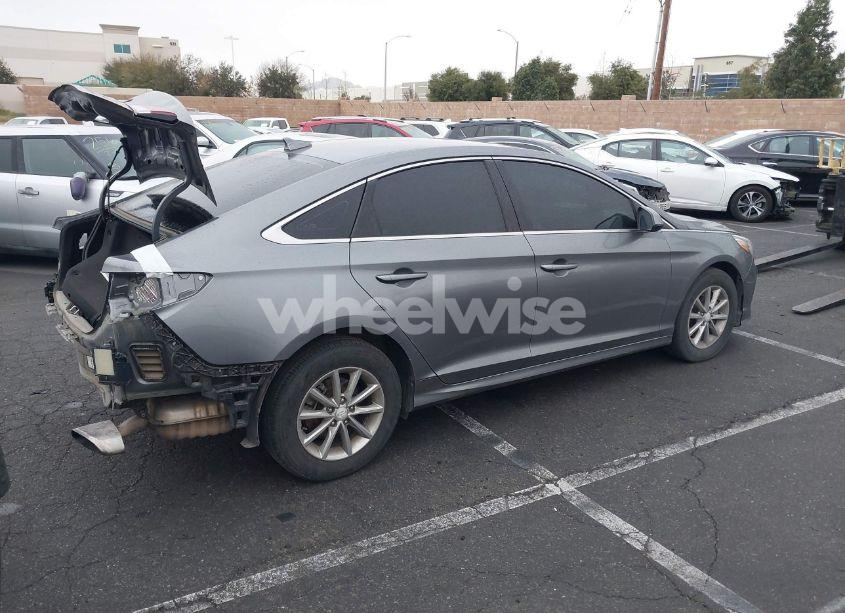 Photo 4 of 2018 Hyundai Sonata SE (VIN 5NPE24AF0JH692503)