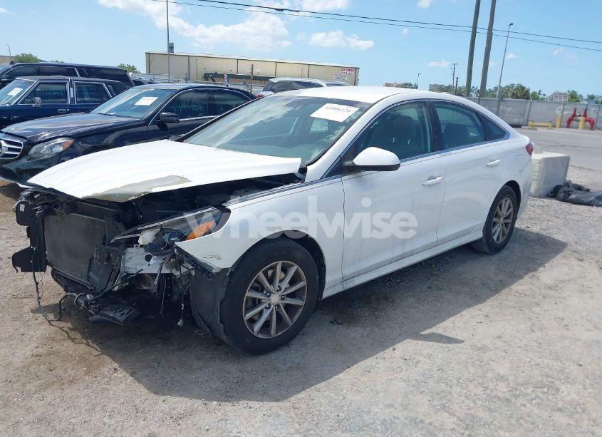 Photo 2 of 2018 Hyundai Sonata SE (VIN 5NPE24AF0JH697829)