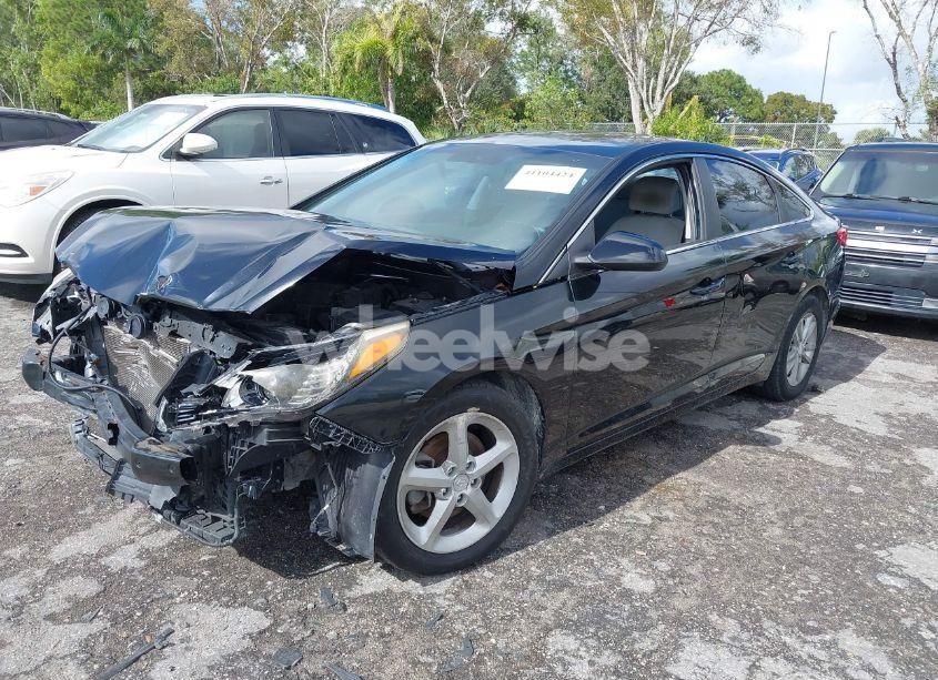 Photo 2 of 2015 Hyundai Sonata SE (VIN 5NPE24AF1FH010753)