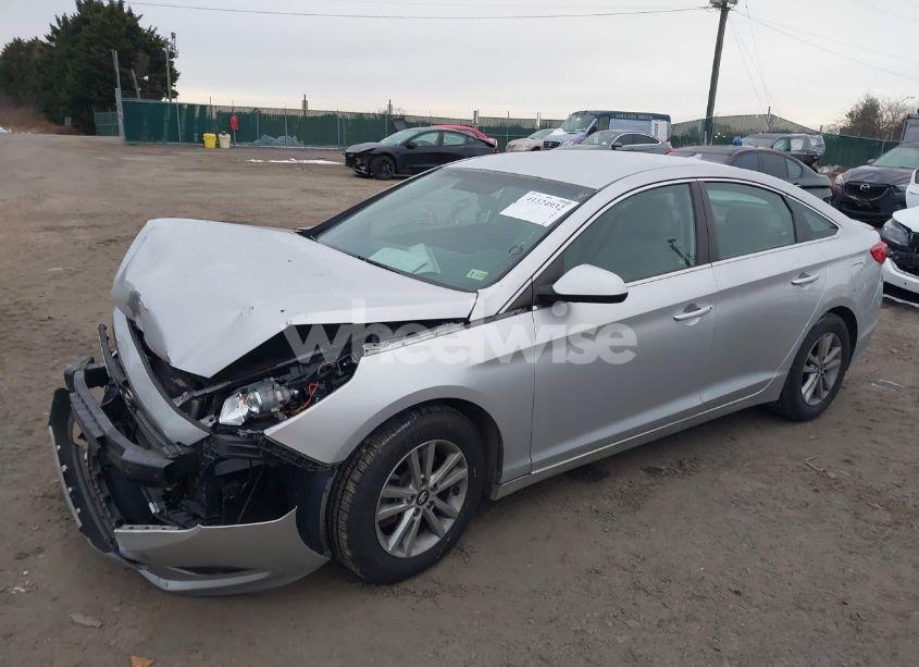 Photo 2 of 2015 Hyundai Sonata SE (VIN 5NPE24AF1FH064134)